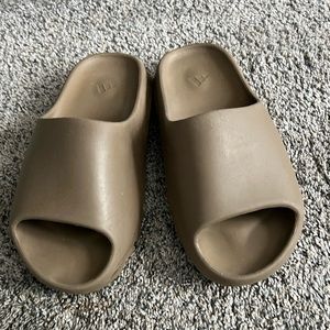 Yeezy slides size 7